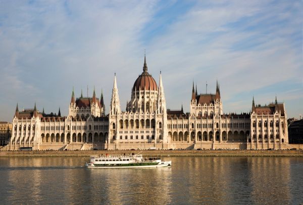Los traslados en Budapest te dejan cerca de iconos como el Parlamento a orillas del Danubio