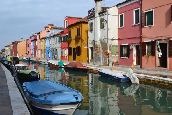 Las casas de colores de Burano, una de las excursiones de un día en Venecia más fotogénicas.