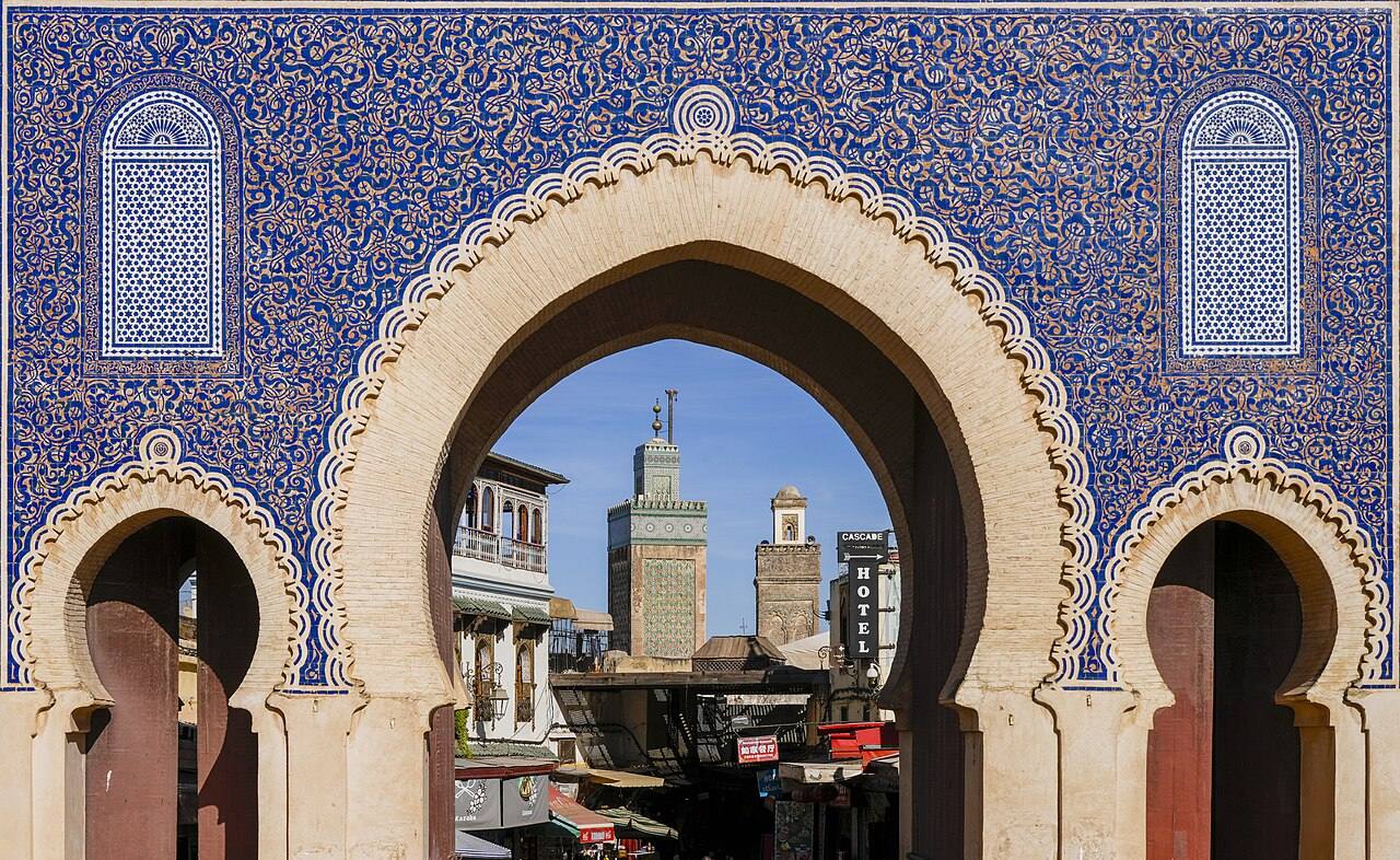 La icónica puerta azul Bab Boujeloud, una de las imágenes más famosas que ver en Fez