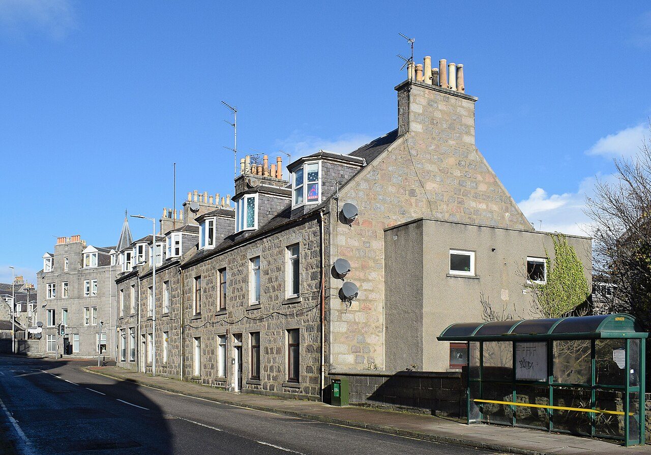 Fachadas de granito en el centro histórico durante una visita guiada en Aberdeen.