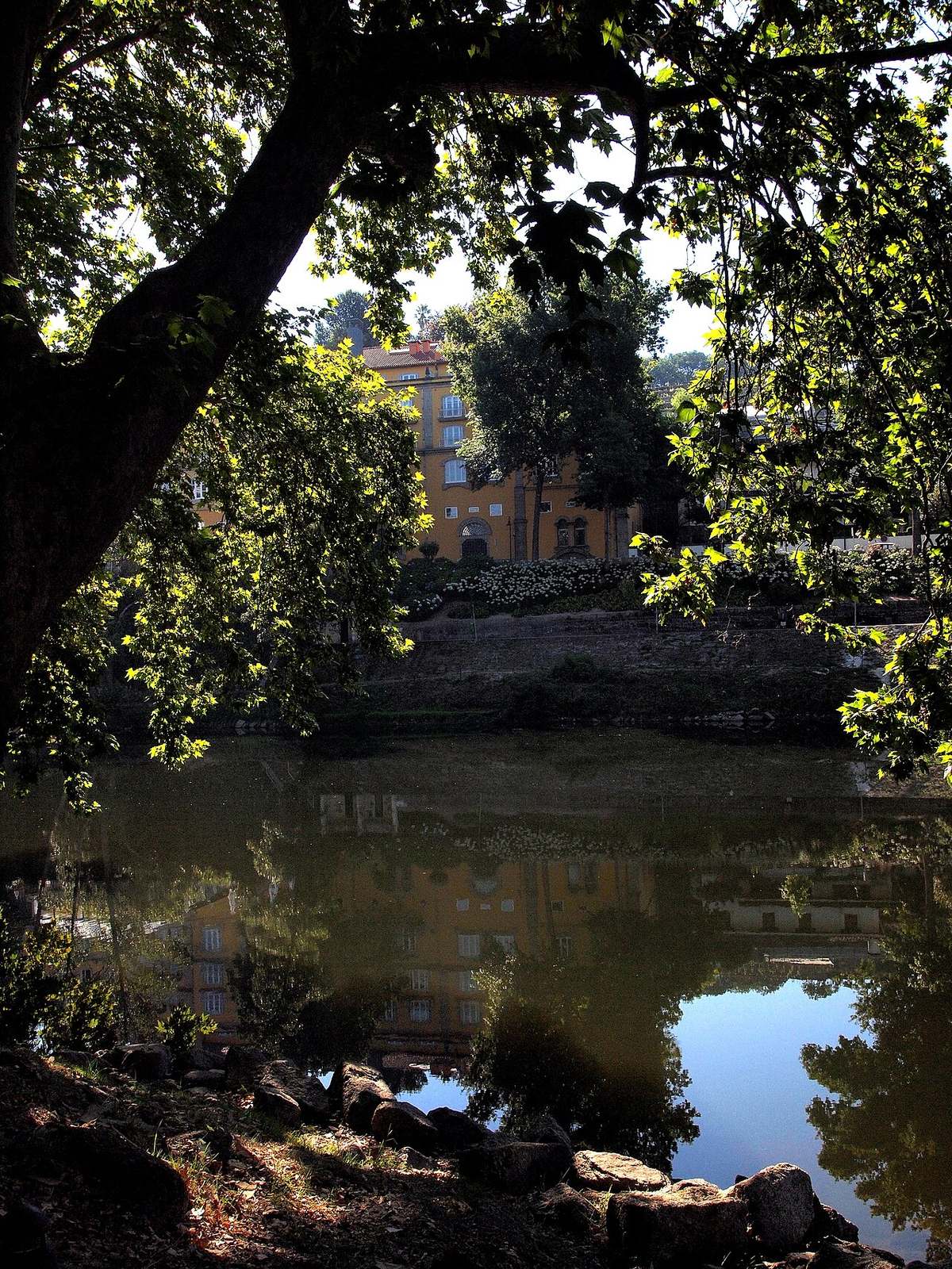 Vistas del casco histórico de Amarante junto al río Támega, en Portugal
