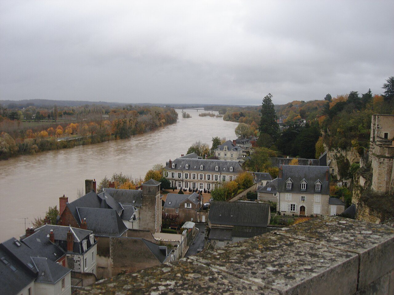 Vista del Castillo Real de Amboise sobre el río Loira, imprescindible que ver en Amboise