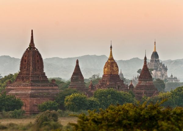 Vista aérea de los templos que ver en Bagan al amanecer