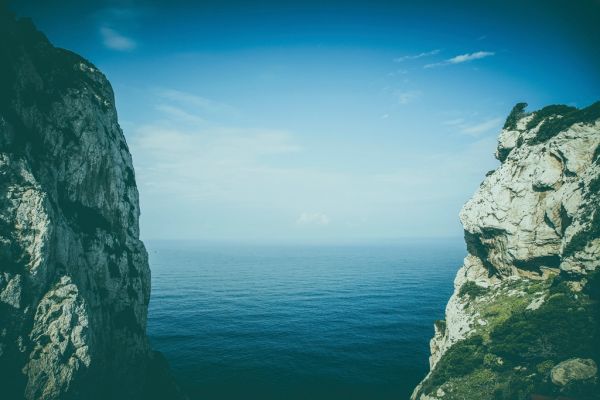 Naturaleza y aventura en Alguer: acantilados y aguas turquesas del parque de Porto Conte.