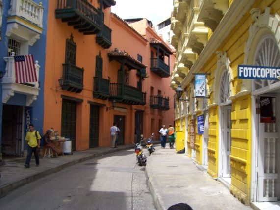Calles coloniales en un free tour por Cartagena de Indias