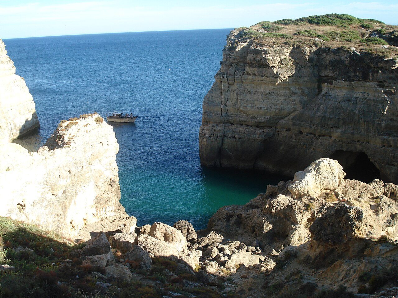 Los acantilados de la costa de Carvoeiro, uno de los grandes atractivos de la zona de Benagil