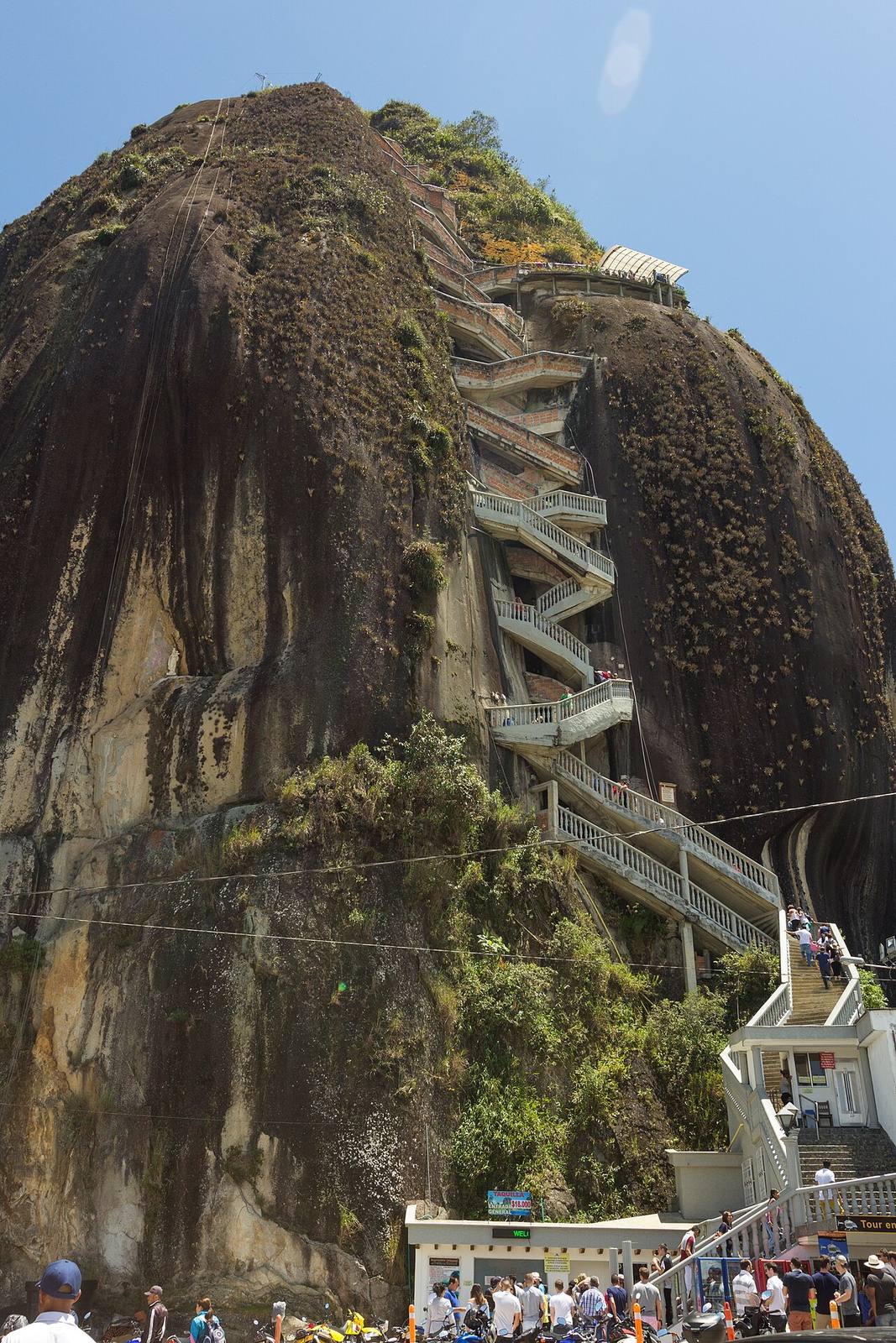 La Piedra del Peñol en Guatapé, la excursión más popular desde Medellín