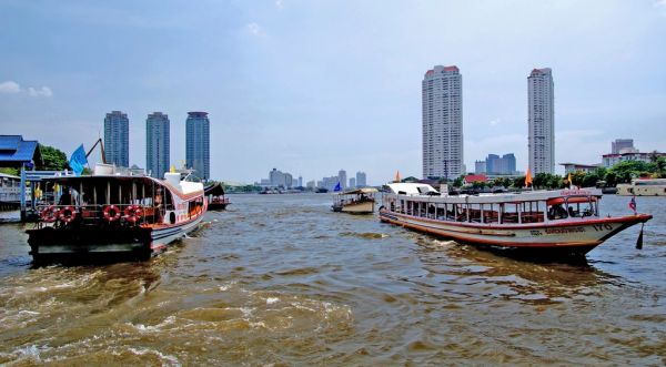 Cruceros y barcos en Bangkok navegando por el río Chao Phraya al atardecer