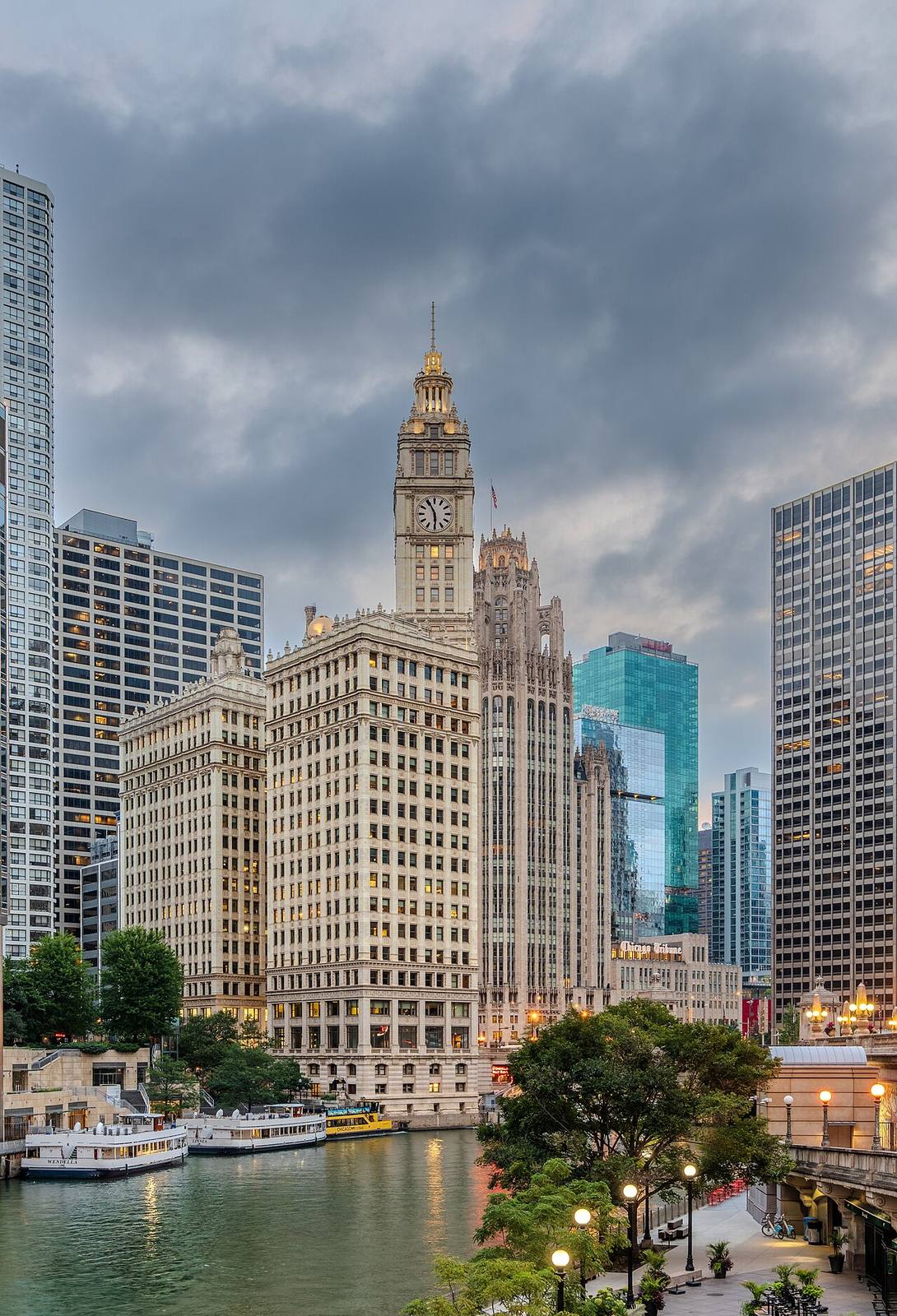 Cruceros y barcos en Chicago navegando entre los rascacielos del río