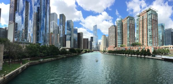 Tours y visitas guiadas en Chicago junto al río y sus icónicos rascacielos.