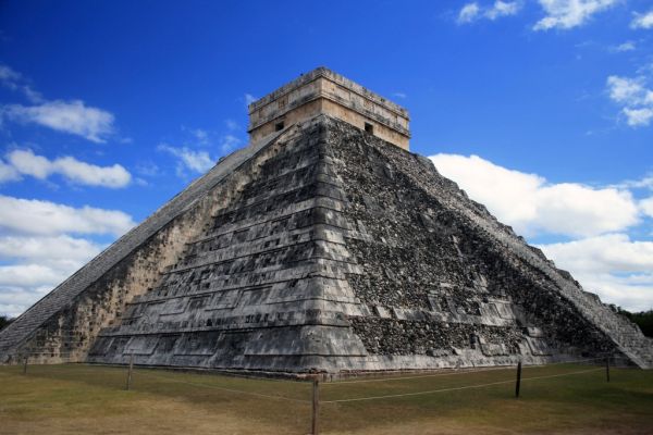 Excursiones de un día en Valladolid México: la pirámide de Kukulcán en Chichén Itzá.