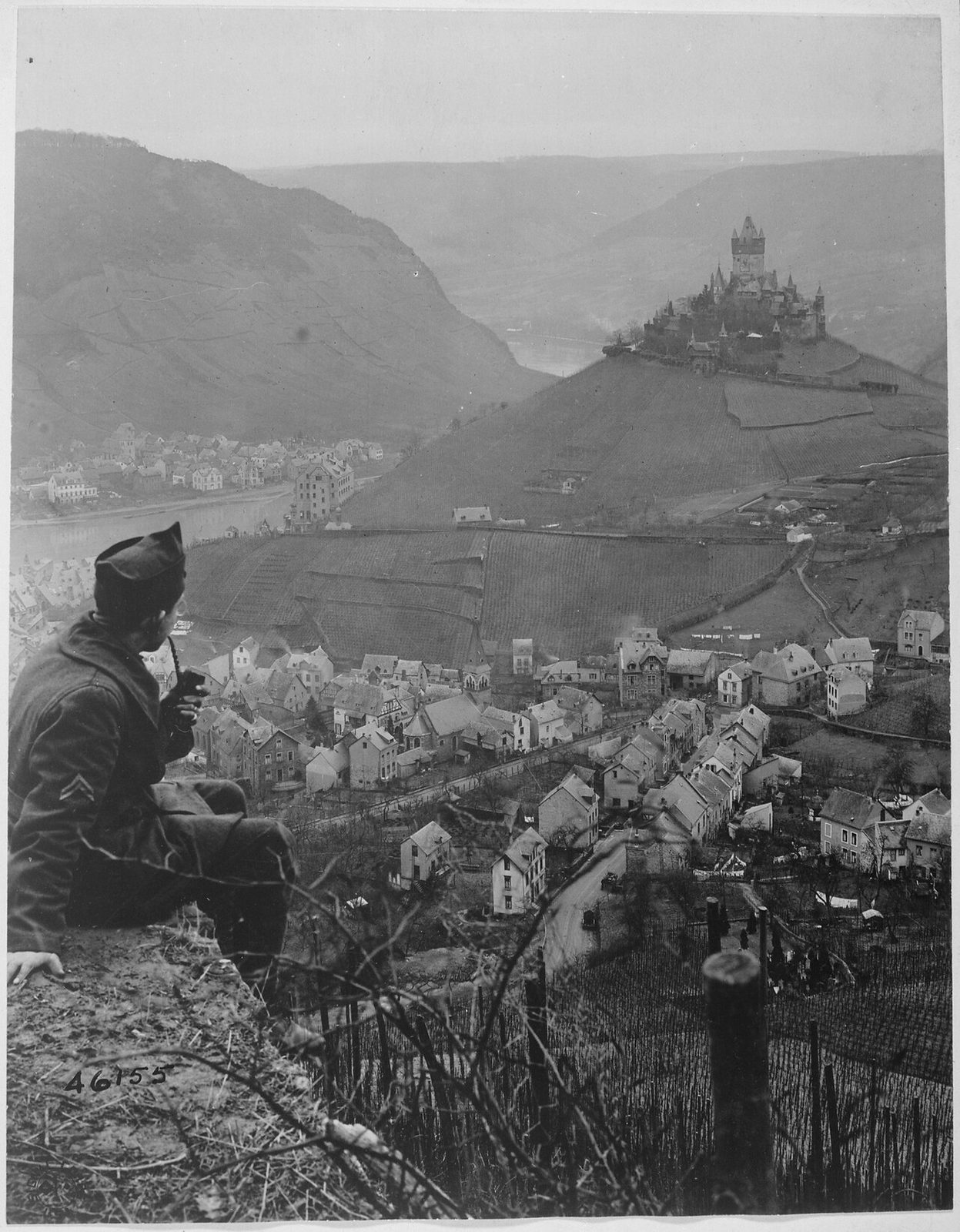 Vista de Cochem con sus casas de colores y el castillo al fondo, uno de los mejores lugares que ver en Cochem