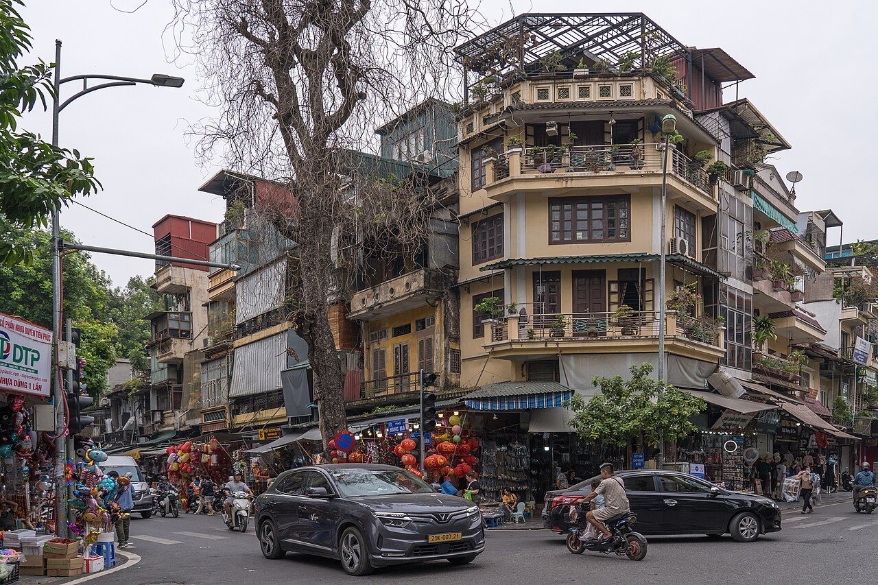 El caótico y encantador tráfico de motos del Barrio Antiguo, imprescindible que ver en Hanoi