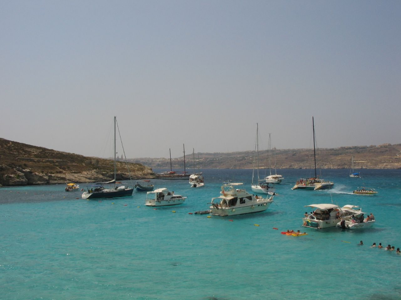 Excursiones de un día en Sliema: la Laguna Azul de Comino es una de las paradas más fotografiadas.