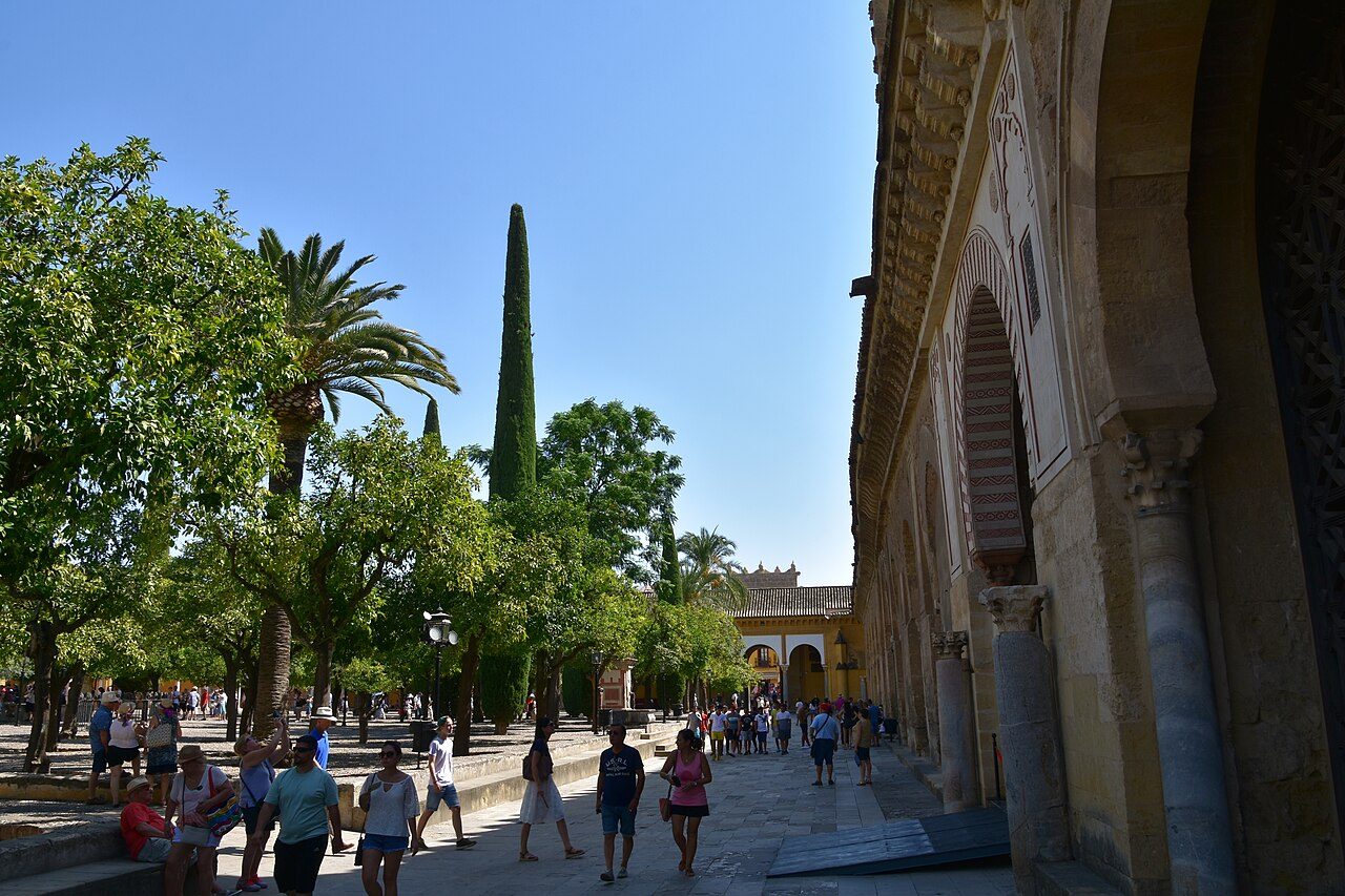 Una de las excursiones de un día en Estepona más populares lleva a la Mezquita de Córdoba.