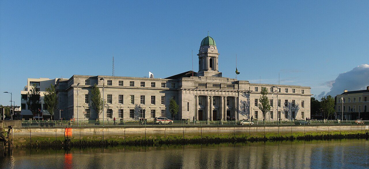 Vista del centro de Cork sobre el río Lee, punto de partida para saber qué ver en Cork