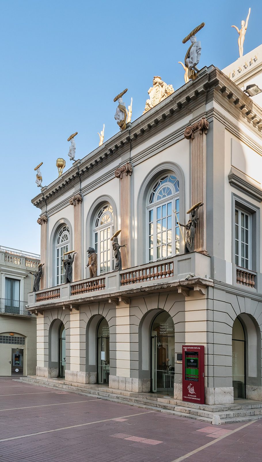 Entradas y museos en Figueras: el inconfundible Teatro-Museo Dalí y sus huevos gigantes.