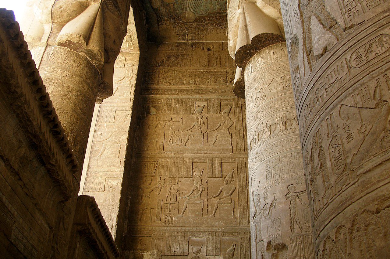 Excursiones de un día en Luxor: el techo astronómico del templo de Dendera.