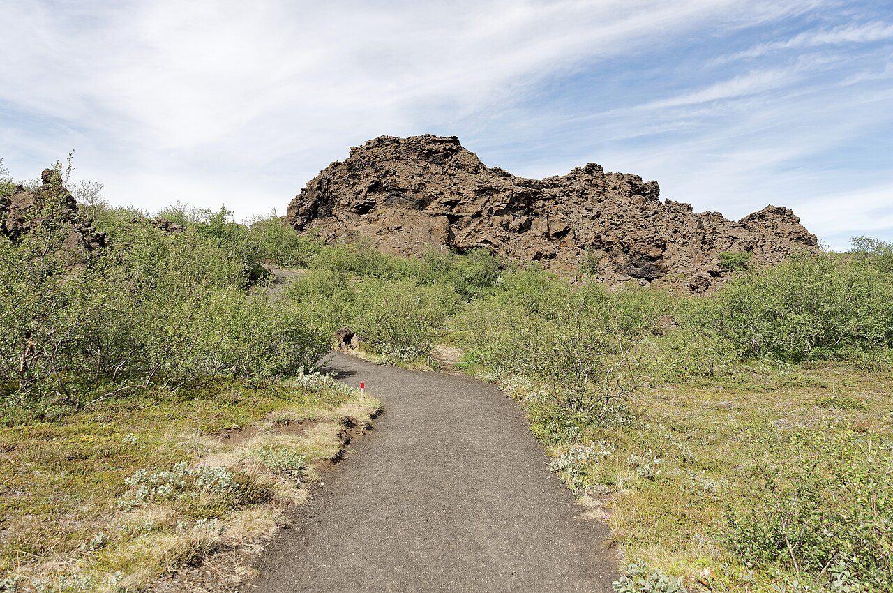 Las formaciones de lava de Dimmuborgir, una de las paradas más fotogénicas del Lago Myvatn