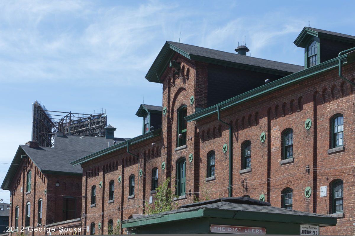 Visita guiada por el Distillery District, uno de los tours más recomendados en Toronto.