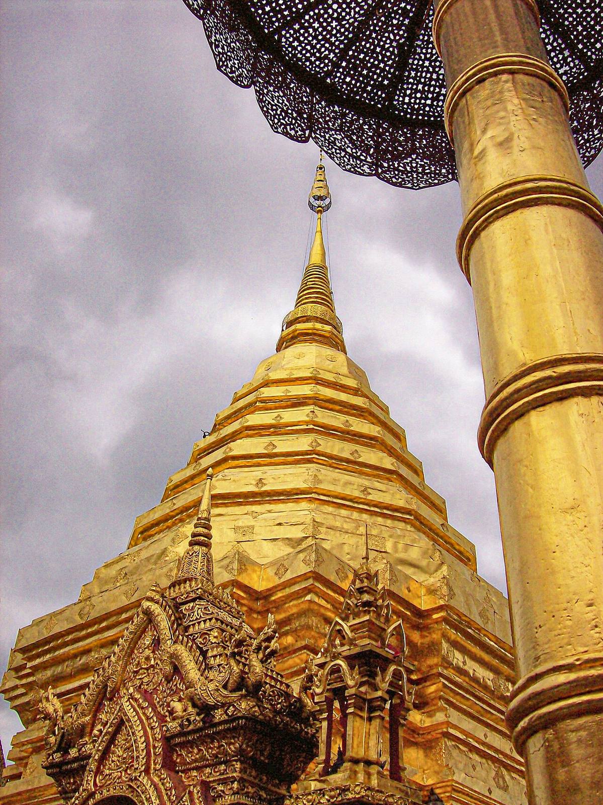 Tours y visitas guiadas en Chiang Mai: el templo dorado del Doi Suthep al atardecer.