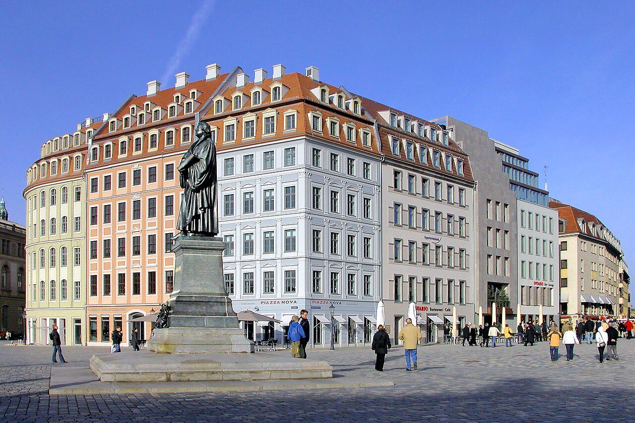 Tours y visitas guiadas en Dresde: el casco histórico con la Frauenkirche al fondo.