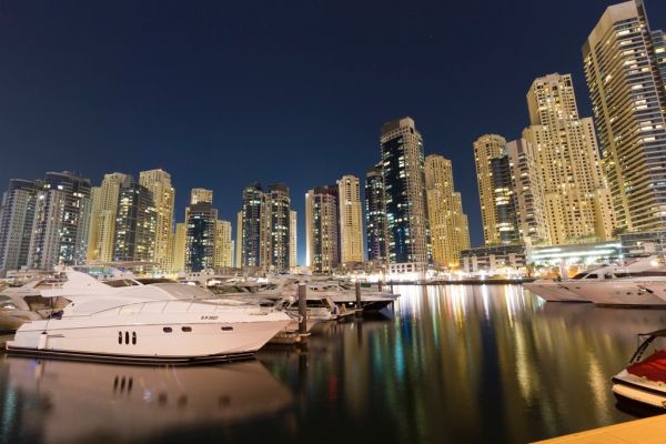 Un paseo en yate, uno de los tours y visitas guiadas en Dubai más populares al atardecer