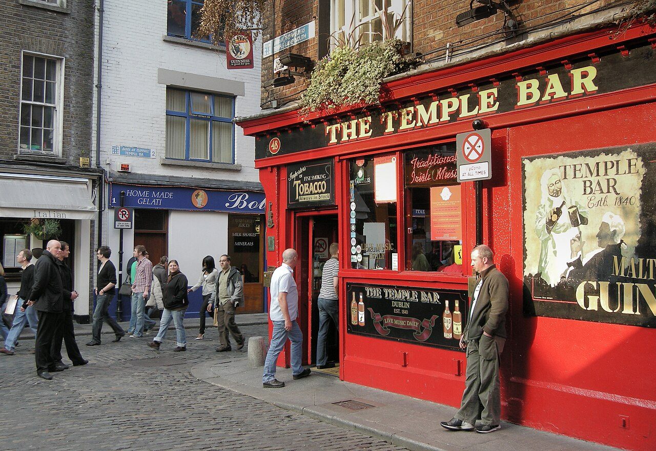 Uno de los free tours en Dublín recorriendo el animado barrio de Temple Bar.