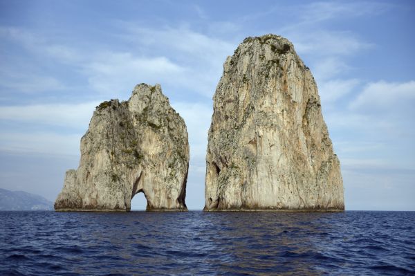 Los Faraglioni vistos desde uno de los cruceros y barcos en Capri.