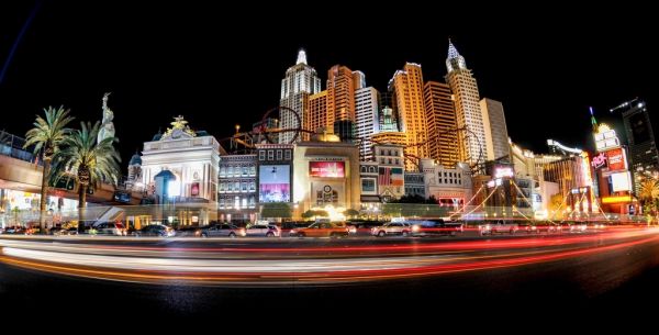 El Strip iluminado de noche, el gran imprescindible que ver en Las Vegas
