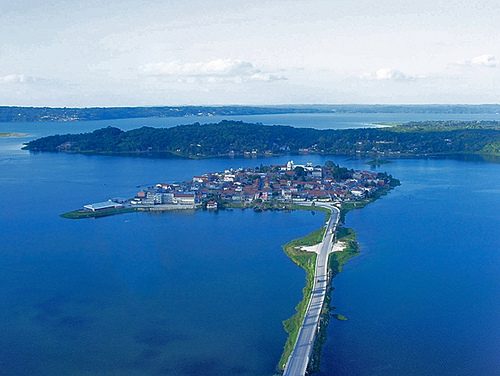 Vista aérea de la Isla de Flores, imprescindible que ver en Flores, Guatemala