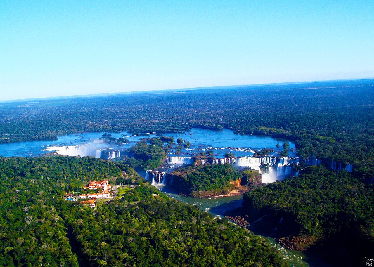 Vista aérea de las cataratas, uno de los imprescindibles que ver en Foz de Iguazú
