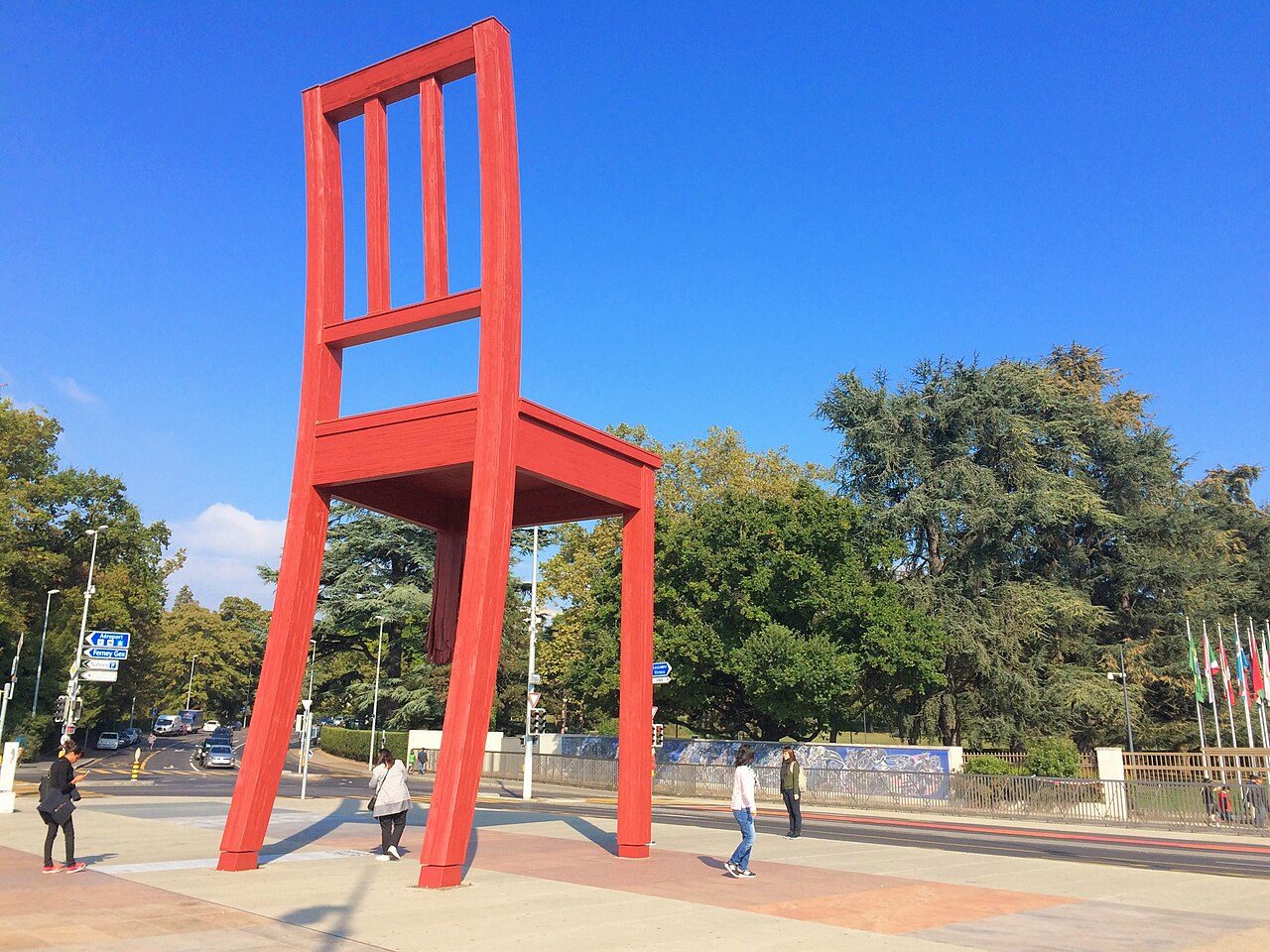 La Silla Rota frente a la ONU, en el barrio internacional de Ginebra
