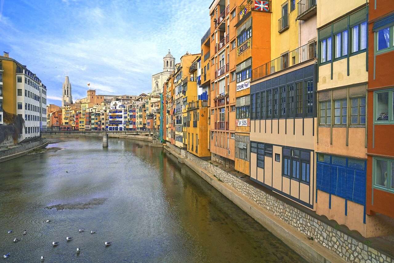 Entradas y museos en Gerona: la catedral preside el casco antiguo medieval.