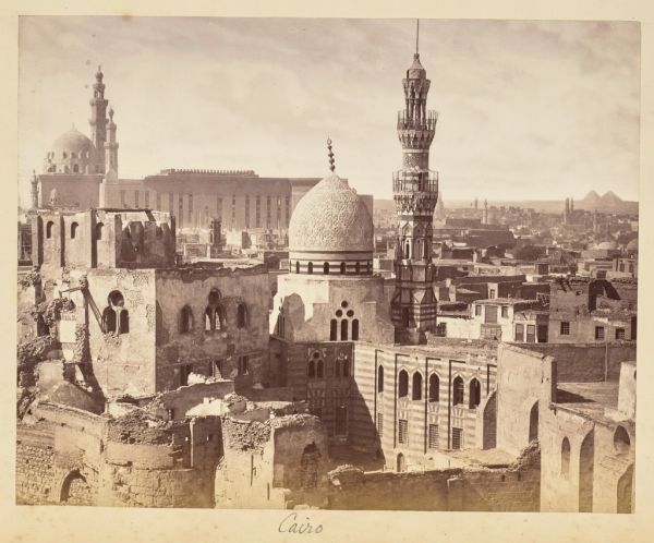 Las Pirámides de Giza asomando sobre el horizonte de El Cairo