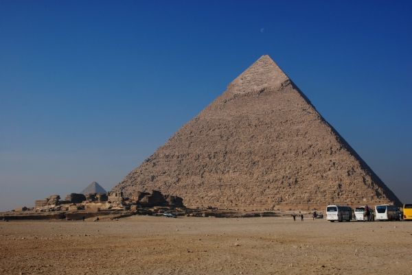 Vista de las tres pirámides alineadas desde el mirador panorámico de Giza