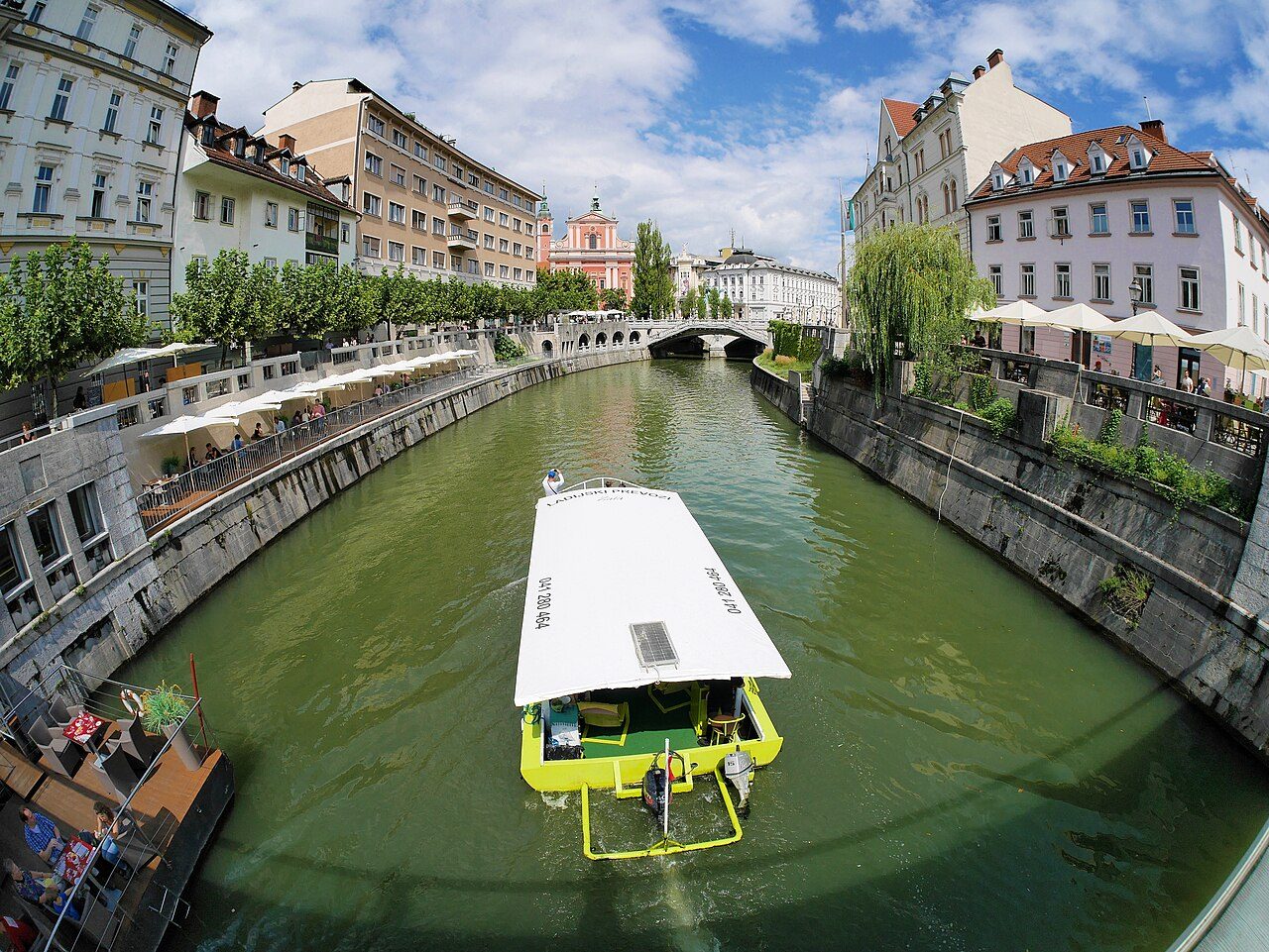 El río Ljubljanica atraviesa el casco antiguo, uno de los grandes atractivos que ver en Liubliana