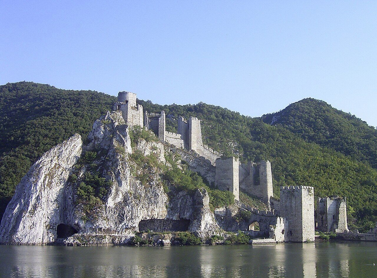 Excursiones de un día en Belgrado: la fortaleza de Golubac en el valle del Danubio.