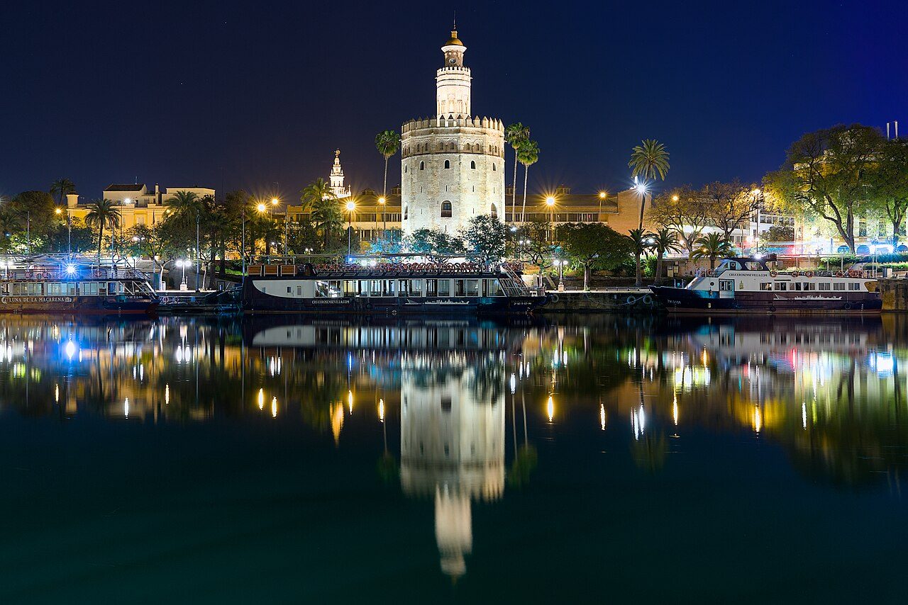Cruceros y barcos en Sevilla navegando por el Guadalquivir junto a la Torre del Oro