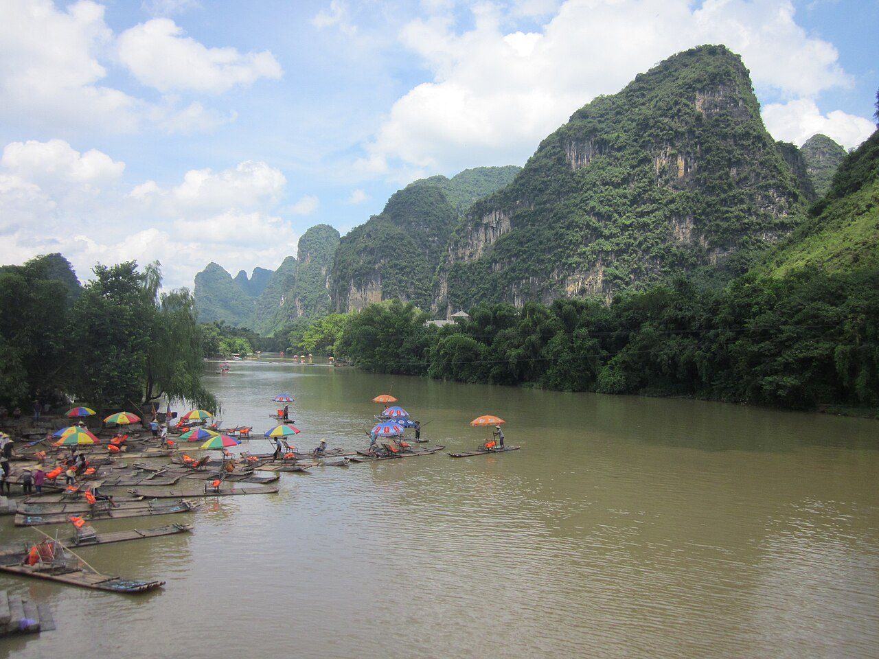 Paisaje kárstico durante una visita guiada en Guilin, junto al río