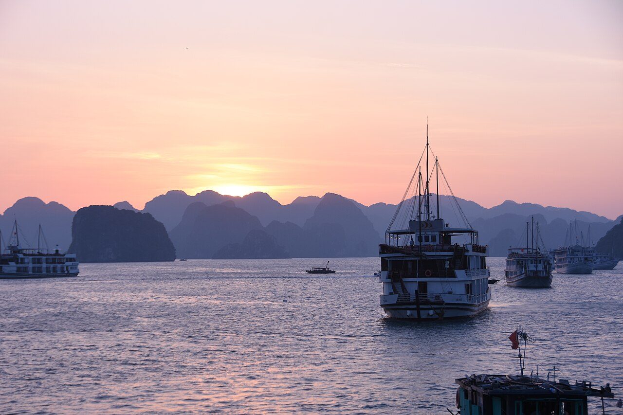 Atardecer desde el crucero, uno de los momentos clave de qué ver en Ha Long