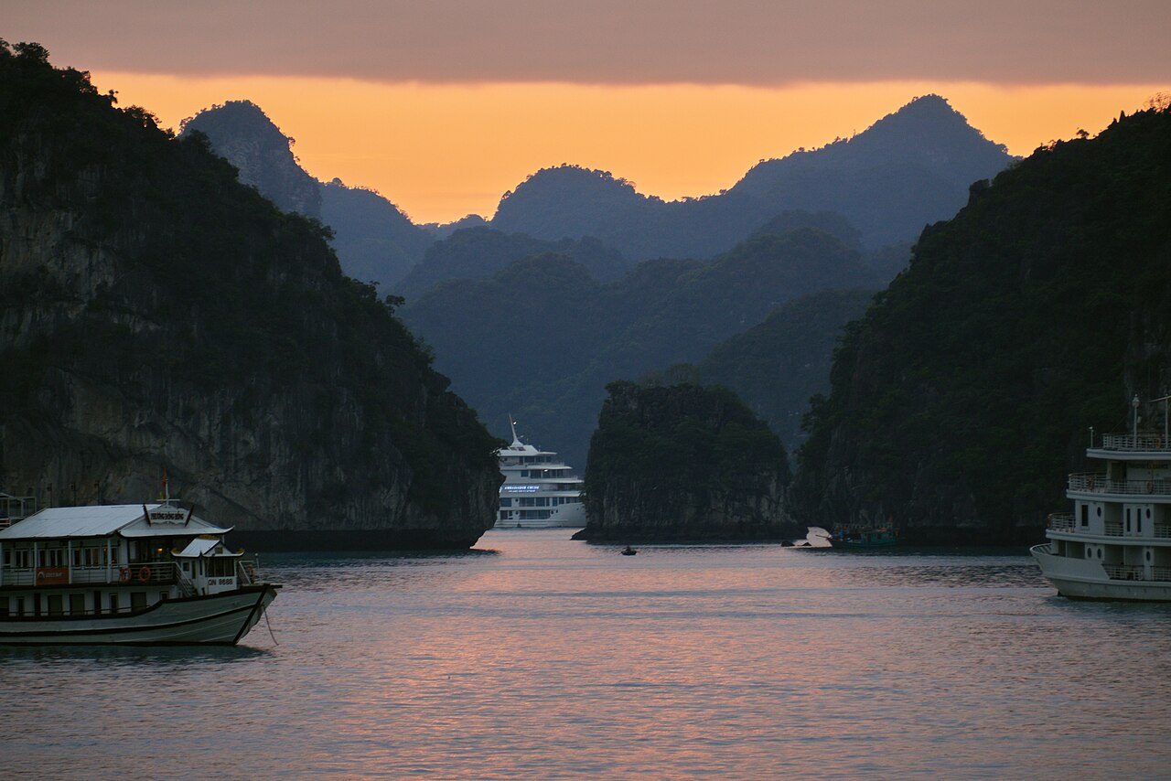 Cruceros y barcos en Ha Long navegando entre los islotes de piedra caliza