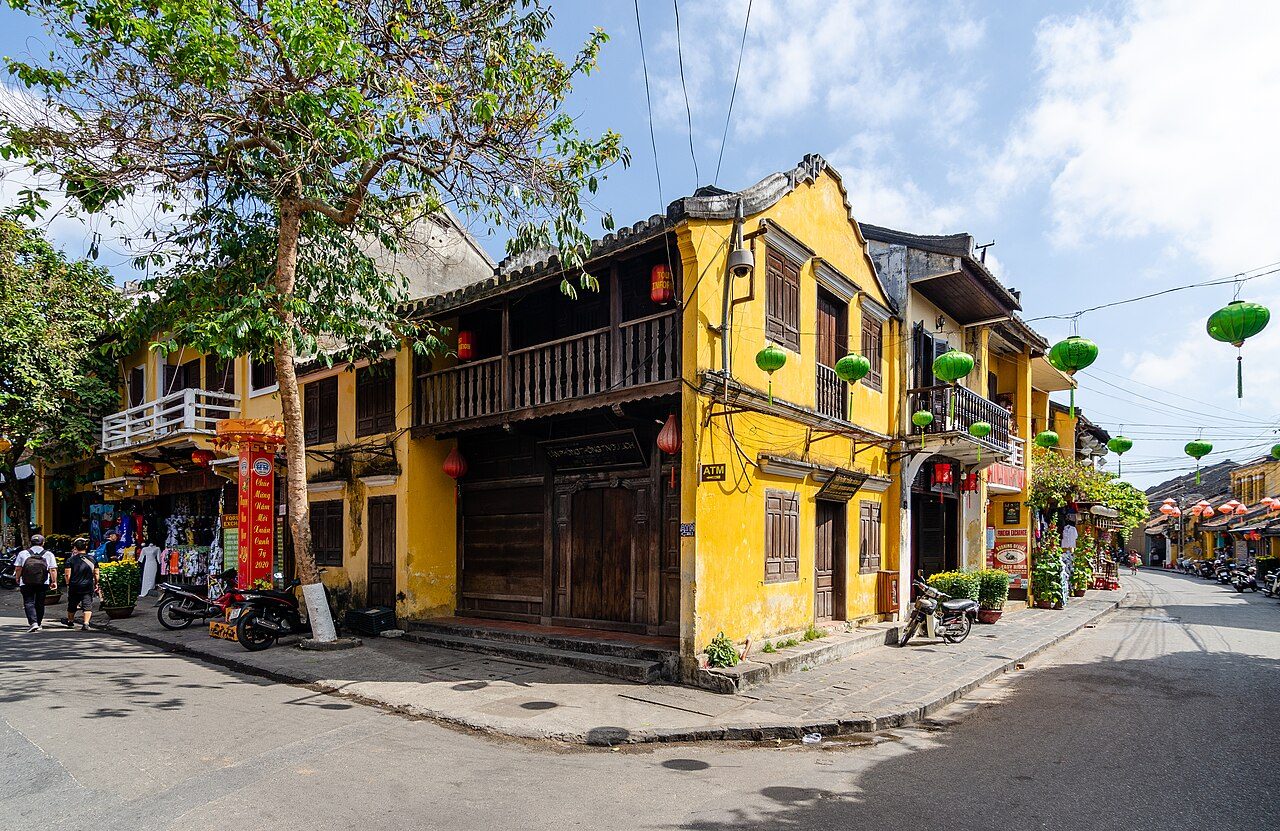 Faroles en el casco antiguo durante una visita guiada en Hoi An