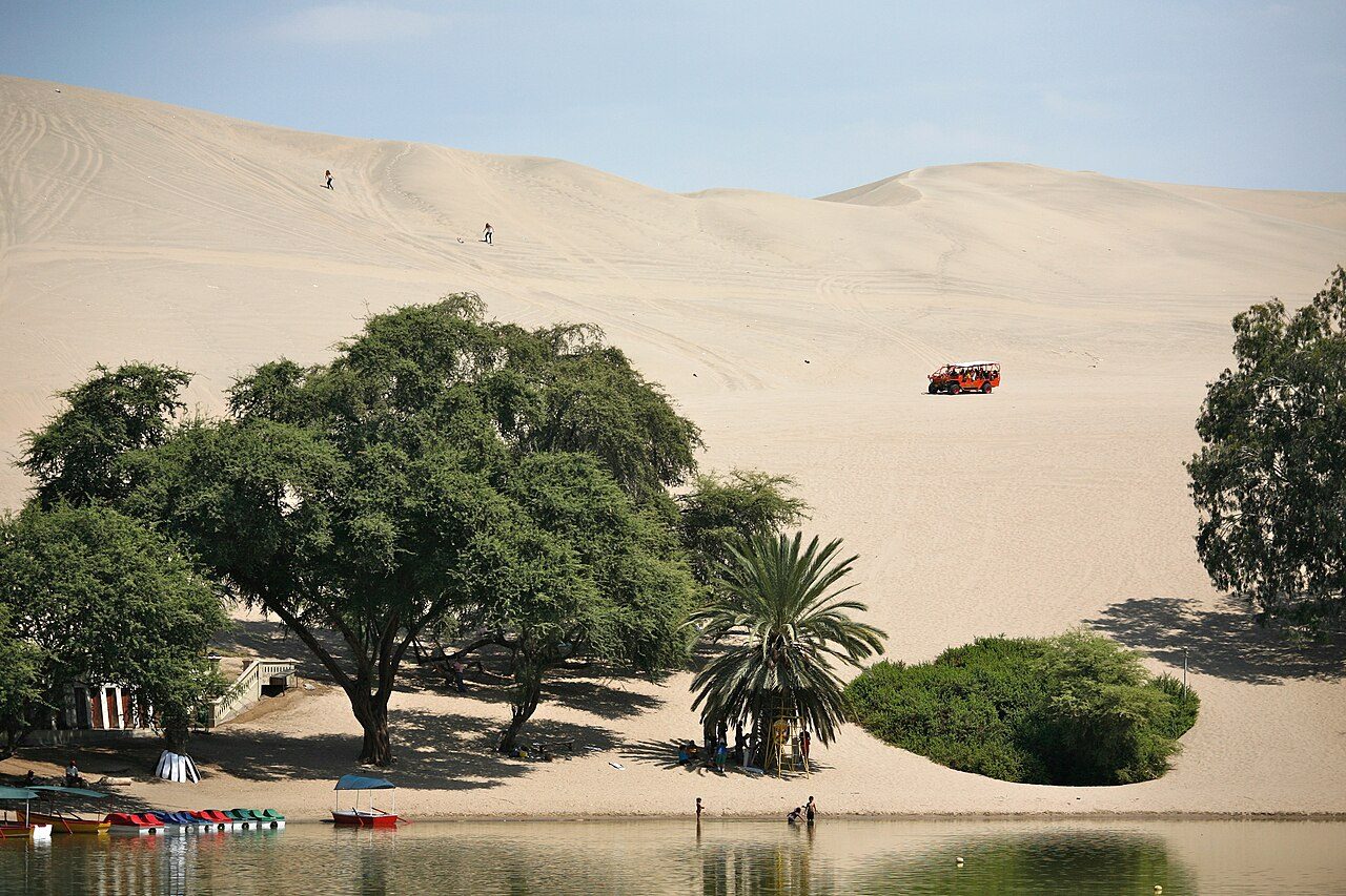 Tours y visitas guiadas en Ica: buggies y sandboarding en el oasis de Huacachina
