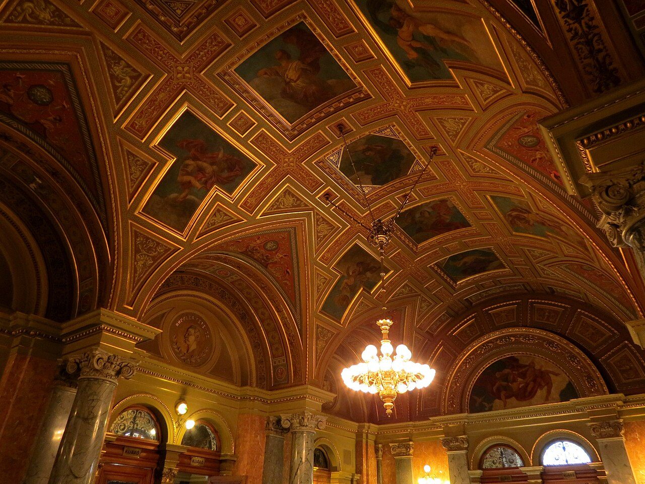 Interior dorado de la Ópera Estatal, uno de los mejores espectáculos en Budapest