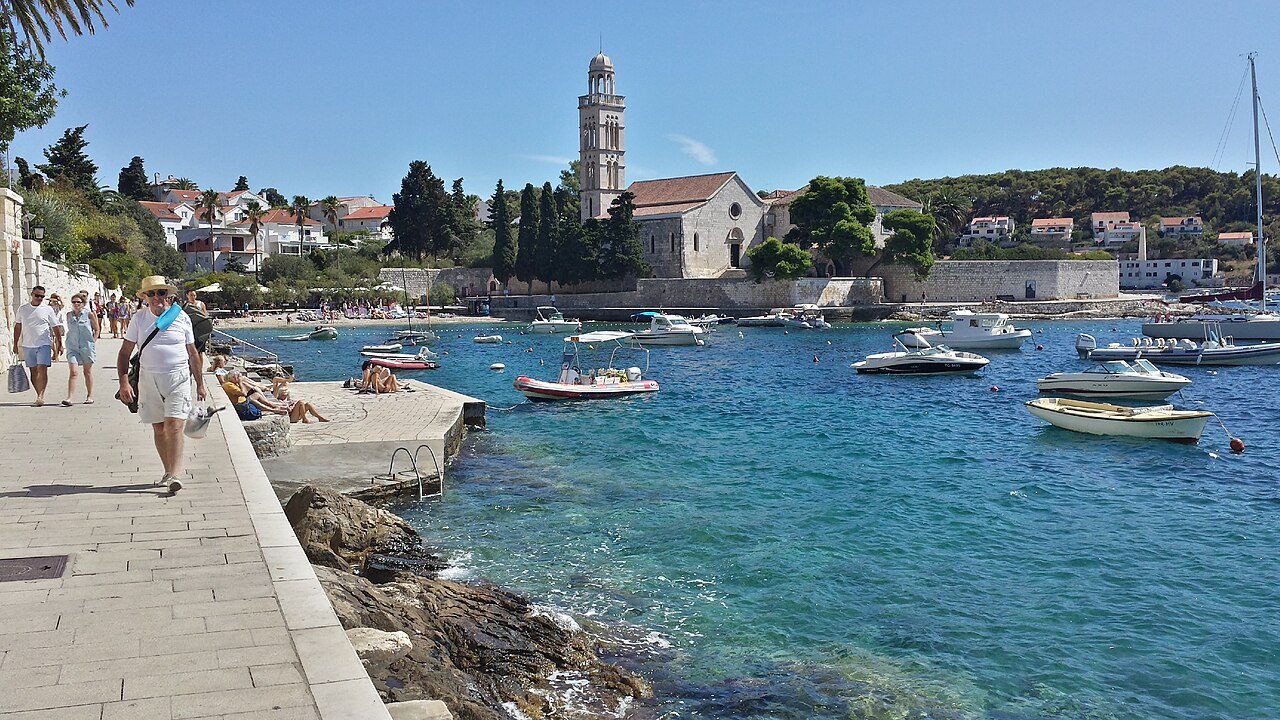 Llegada en barco al puerto de Hvar, una de las estampas clásicas de la isla