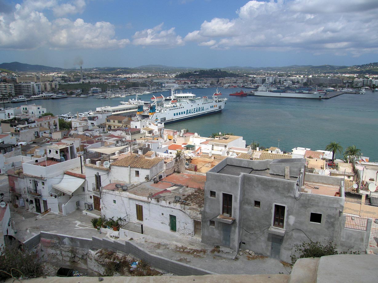 Los traslados en Ibiza Ciudad te dejan a un paso de Dalt Vila y el puerto