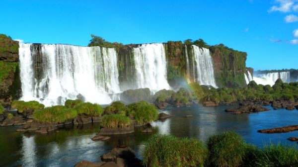 Pasarelas panorámicas en uno de los tours y visitas guiadas en Foz Iguazú.