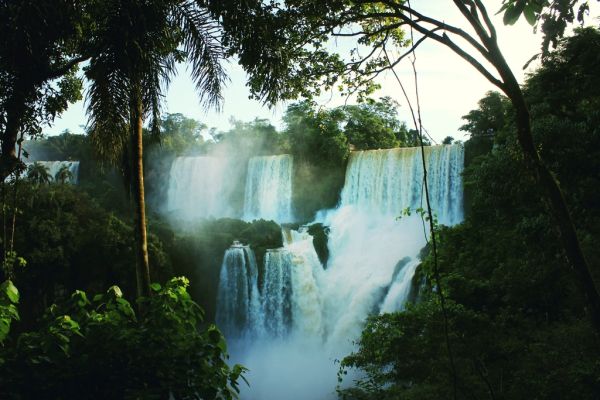 Naturaleza y aventura en Foz Iguazú: lancha acercándose a los saltos en el Macuco Safari.