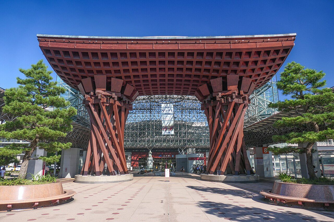 La Puerta Tsuzumi, primer imprescindible que ver en Kanazawa al salir de la estación